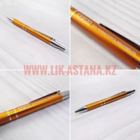 Металлическая ручка бронзового цвета с логотипом компании
