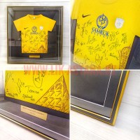 Футболка футбольного клуба Астана с автографами футболистов оформленная в рамку