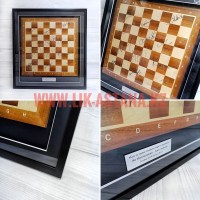 Шахматная доска матча на звание чемпиона мира по шахматам с автографами оформленная в багетную рамку с памятной табличкой
