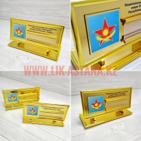 Настольная подставка с кармашком для размещения сменной индивидуальной информации, имени, звания, должности