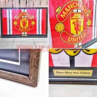 Флаг болельщика команды Манчестер Юнайтед оформленный в рамку