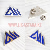 Металлический значок в форме логотипа компании синего цвета на серебристом фоне, изготовление на заказ