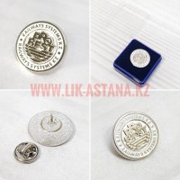 Значок круглой формы с логотипом компании, серебристого цвета с белой эмалью, на цанге, изготовление на заказ