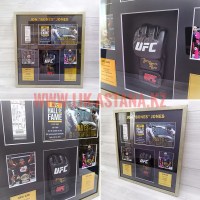 Перчатка UFC в рамке под стеклом